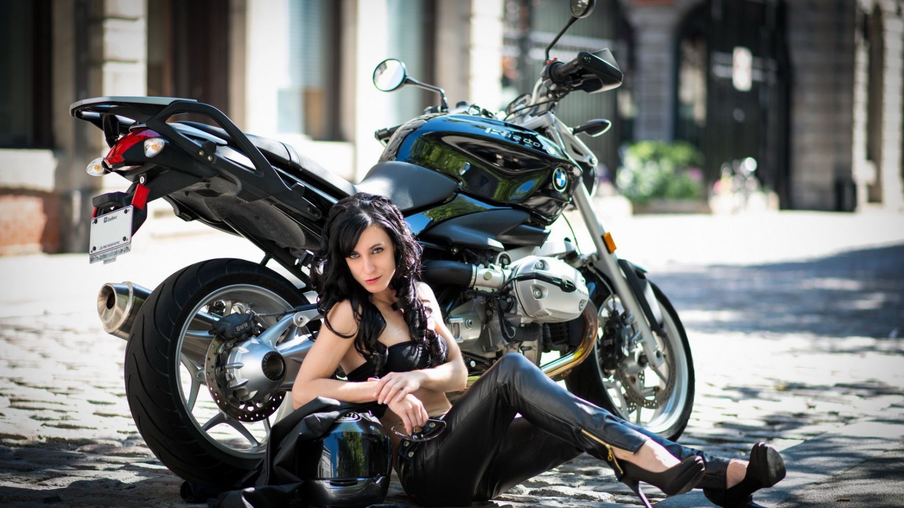 Fresh photos, fresh mood — European women on bikes online in Conakry