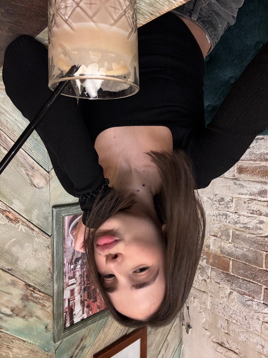 Fresh photos, fresh mood — Tina online in Conakry